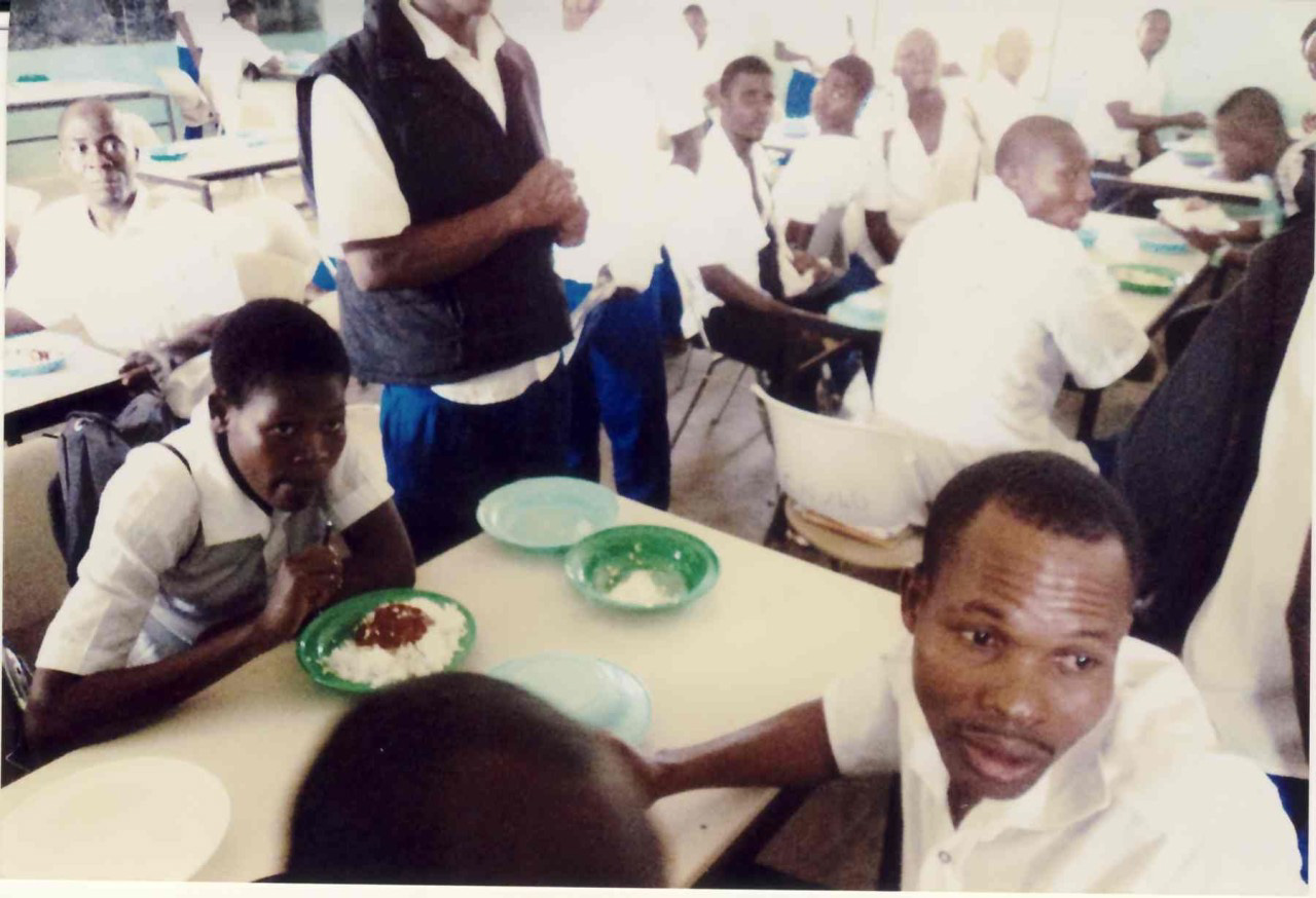 12 Mittagessen in der Schulkantine in Togo
